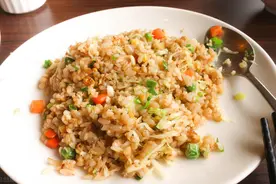 教你在家自制扬州炒饭，做法简单营养美味，米饭粒粒分明图片