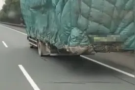 4米2神车有多牛？装了车身3倍长的货，从后面看还以为是辆半挂图片