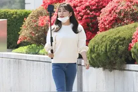 女星宋佳人公开否认整容传言 晒与母亲合照力证自己是纯天然美女图片