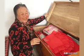 农村大婶的“压箱底”宝贝，叠起来像帽子，填上麦草让人高枕无忧图片