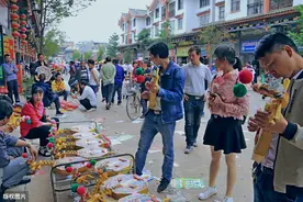 地摊做活动，是让顾客买一送一好，还是抽大奖好？一文教你做营销图片