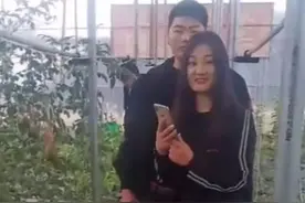 大衣哥儿子娶了个好媳妇，新婚第3天蜜月不过，陪公婆干活学种菜图片