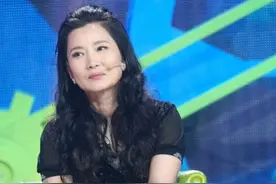何赛飞美到骨子里，穿黑色连衣裙配黑长卷发，57岁美得高级精致图片