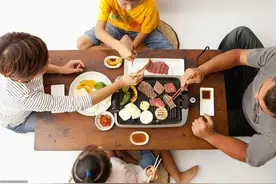 如何培养幼儿良好餐桌礼仪？以下几点告诉你，宝妈收藏！图片