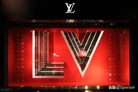 “年入百万后，我终于敢背假包了”图片