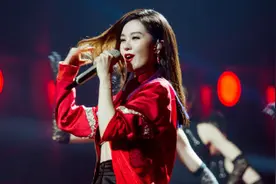 郁可唯“黑+红”造型火了！少女腿引热议，网友：我从歌迷变腿迷图片