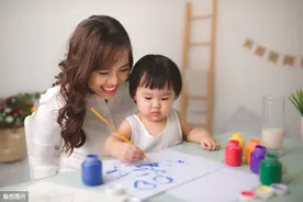 4岁女儿趁妈妈去卫生间，模仿妈妈给学生讲3分钟课，播放量超百万图片