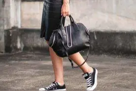 最近流行一种新穿法：帆布鞋+裙子，时髦显瘦，明星都上头了图片