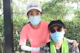 70岁刘松仁随米雪爬山，面容消瘦精神饱满，康复良好行动已自如图片