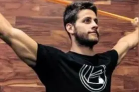 肩关节越灵活，自由倒立就越稳，倒立之前要练这4个开肩动作图片