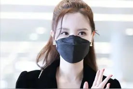 “姐姐”张萌一身黑搭配，完美get西装新穿法，简直太性感了图片