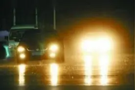 夜间高速被跟车用远光灯，怎么告诉他换近光灯？老司机会这样处理图片