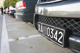 老司机的忠告：遇到这3种车牌的车，要果断躲开，惹不起，惹不起图片