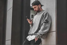 卫衣+工装裤=潮流！这样穿回头率高，值得一试，时尚达人的必备图片