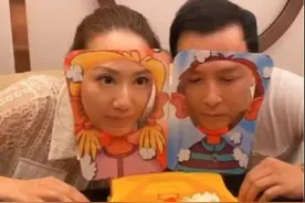 56岁甄子丹近况曝光，与爱妻玩动作游戏太激情，却被罚晚上睡沙发图片