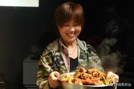 中秋节回娘家，6个女儿各显身手，解决了农村父母的难题图片