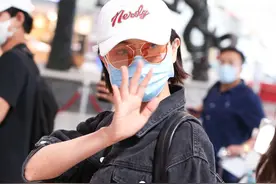 万茜现身机场，一身工装变身“帅气姐姐”，有礼貌的与路人打招呼图片