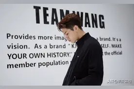 王嘉尔全黑造型配上发型+墨镜，有港风大佬nei味儿图片