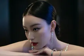 倪妮，身着一袭黑色钻链吊带小礼服，与倪妮的高雅气质相得益彰图片