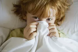 3岁男孩趴在小女孩身上，父母尴尬受指责，幼儿园老师：快分房图片