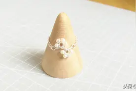 将纯白的桃花戴在手上是什么样的感觉？图片