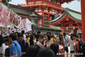 京都之伏见稻荷大社旁的食品街图片