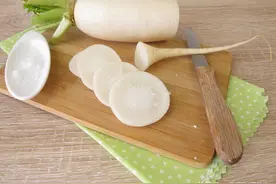 冬天萝卜赛人参，胃寒加胡椒，咳嗽加蜂蜜，脾虚加什么？图片