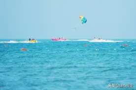 山东青岛西海岸新区金沙滩海水浴场，游客乘坐快艇在海面游玩图片