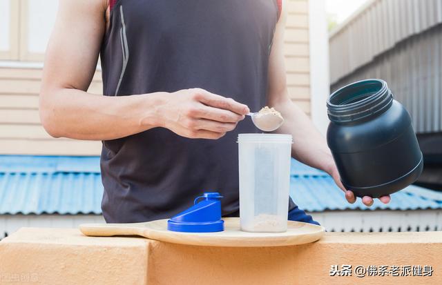 乳清蛋白与酪蛋白之争，哪一种蛋白粉更适合力量与肌肉的生长