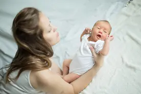 孕妈生娃前偷塞字条，医生解释后产妇才放心，重男轻女惹的祸图片