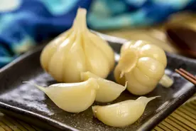 用了30年的腌糖蒜秘方，7天就能吃，口感又脆又甜，好吃又下饭图片