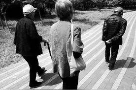 家庭关系：父母要不要主动帮助婚后的子女？图片