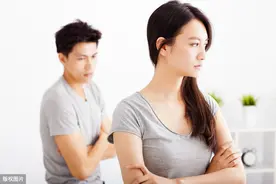 家里拆迁后前妻求我复婚，要和我好好过日子，我说：晚了图片