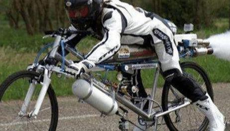 法拉利和自行车比赛，刚启动自行车就不见了，法拉利望尘莫及