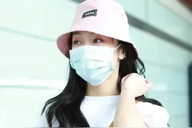 宣璐现身北京，衣着清凉性感大秀白嫩美腿，双眸含情气质清新甜美图片