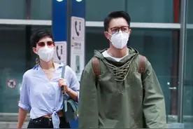 选裤很重要，铅笔裤暴露了卢靖姗的腿型 原来女神也是O型腿？图片
