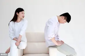 妻子手机收到异性信息，丈夫假扮妻子回复：今天家里没人图片