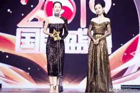 44岁刘敏涛身材真丰满，穿斜肩裙显凹凸感，比小6岁王鸥还要惊艳图片