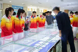 雅典奥运会女排冠军得主；3-2战胜俄罗斯队。加莫娃不相信眼泪图片