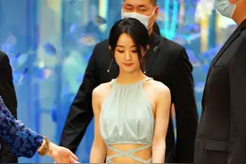 赵丽颖出席活动露小蛮腰，这哪里是生过孩子的腰图片