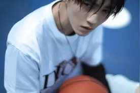 王俊凯嘉人NOW福利解锁，运动打球的凯BOSS真的好帅啊图片