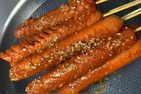 自制香辣烤肠，香辣脆皮风味独特，小食材也能创造经典图片