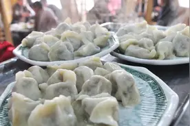 菏泽大姐济南街头卖水饺，8块钱吃饱，自己动手盛，端碗蹲路边吃图片