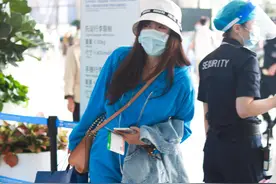 娄艺潇现身机场，蓝色卫衣搭配牛仔短裤，明星都这样穿搭图片