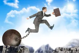 有心在公司长期发展，偏偏公司发展不如人意或会倒闭，该去或留？图片