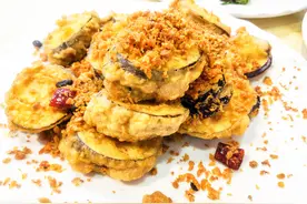 广东名菜“避风塘炒茄盒”，酥嫩的茄子包裹着鲜香的肉馅，超好吃图片