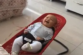 带娃懒出新境界！爸爸为偷懒想出妙招，宝宝独自一人玩得不亦乐乎图片