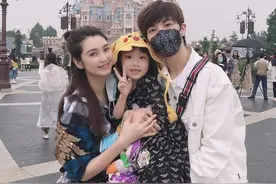 洪欣带两娃去游乐场，穿格纹衬衫配丸子头好年轻，和儿子像情侣图片