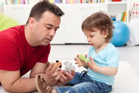 孩子用手也有敏感期，给孩子足够的用手自由，这还影响孩子智力呢图片