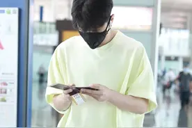 小眼睛的帅气李荣浩，浅绿色短袖搭配短裤，清新自然图片